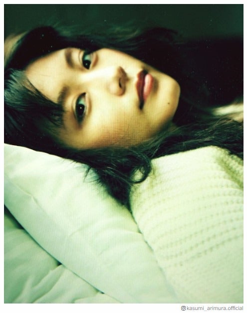 有村架純の視線にドキッ “添い寝風”ショットに「隣にいるみたい」ファン悶絶