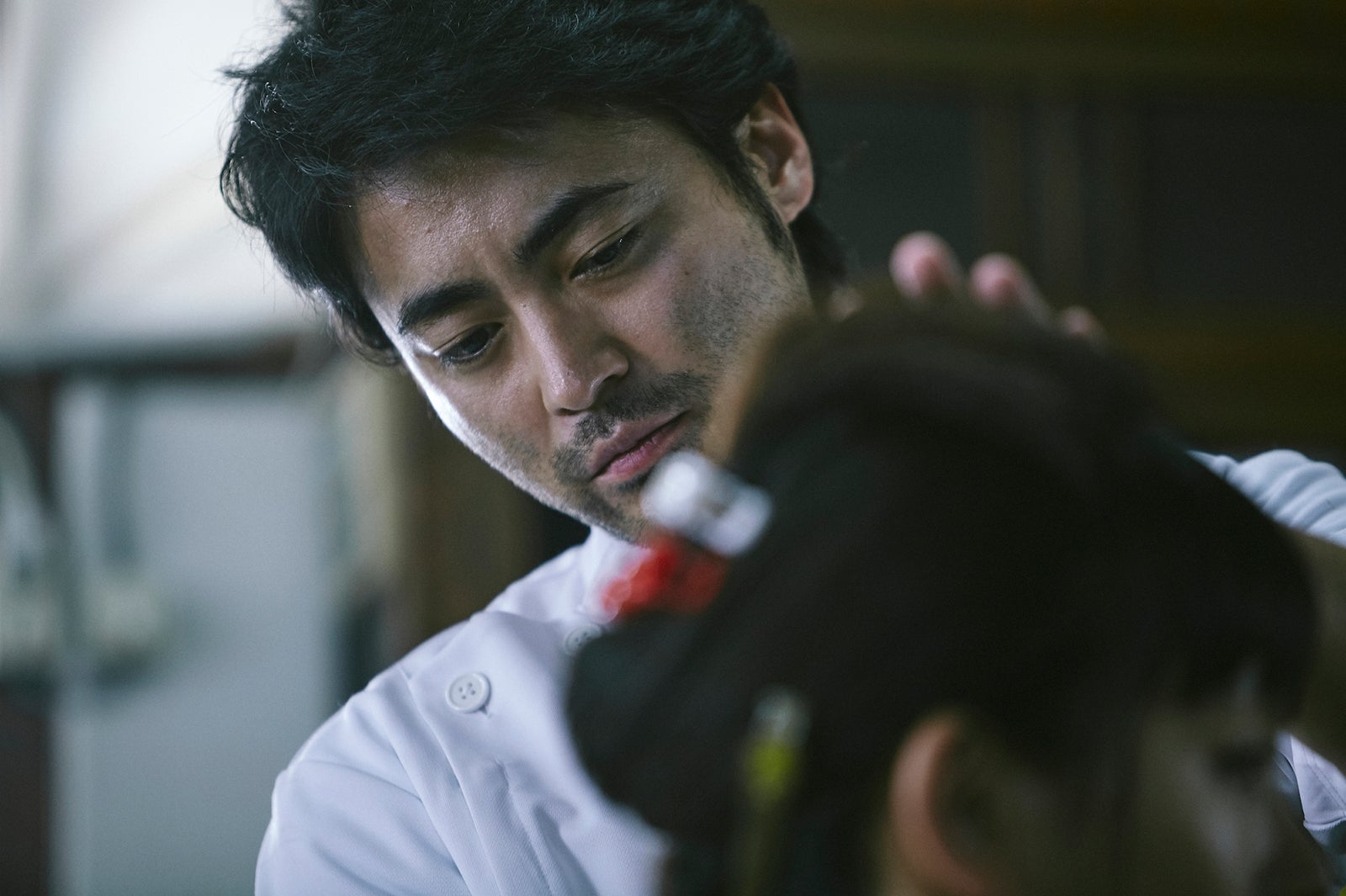 山田孝之、中村ゆり（C） 2017 WARNER MUSIC JAPAN INC