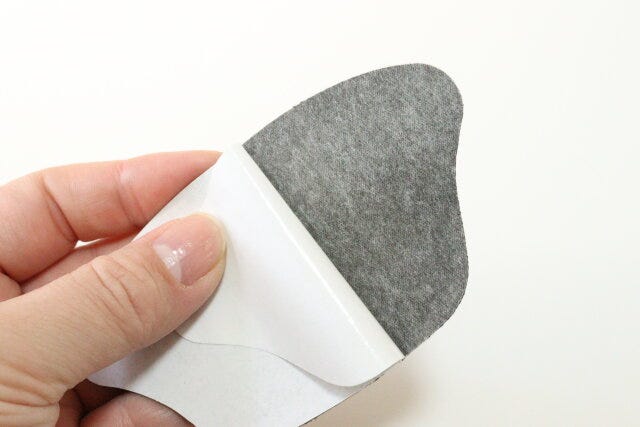 ダイソーの粘着タイプの抗菌防臭サイズ調整用かかとパッド（薄め）