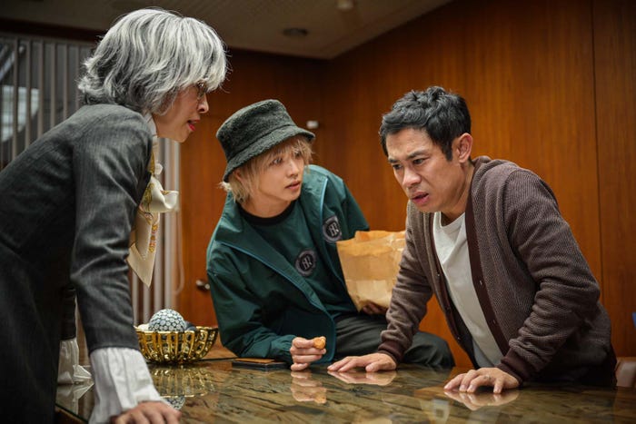 (左から)水野美紀、佐藤大樹、伊藤淳史「離婚しない男―サレ夫と悪嫁の騙し愛―」第7話より(C)テレビ朝日