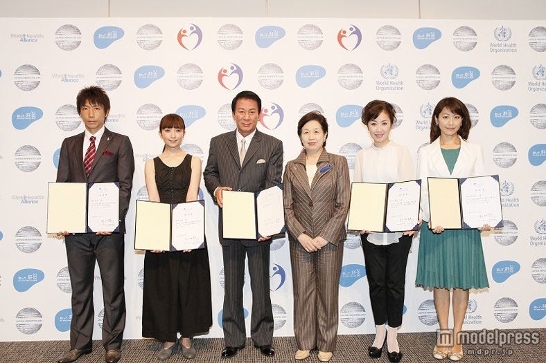 「知って肝炎プロジェクト」キャンペーンのキックオフイベント参加者左から波戸康広、持田香織、杉良太郎、小宮山洋子厚生労働大臣、伍代夏子、高田万由子。