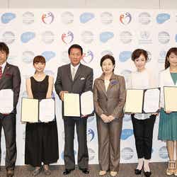 「知って肝炎プロジェクト」キャンペーンのキックオフイベント参加者左から波戸康広、持田香織、杉良太郎、小宮山洋子厚生労働大臣、伍代夏子、高田万由子。