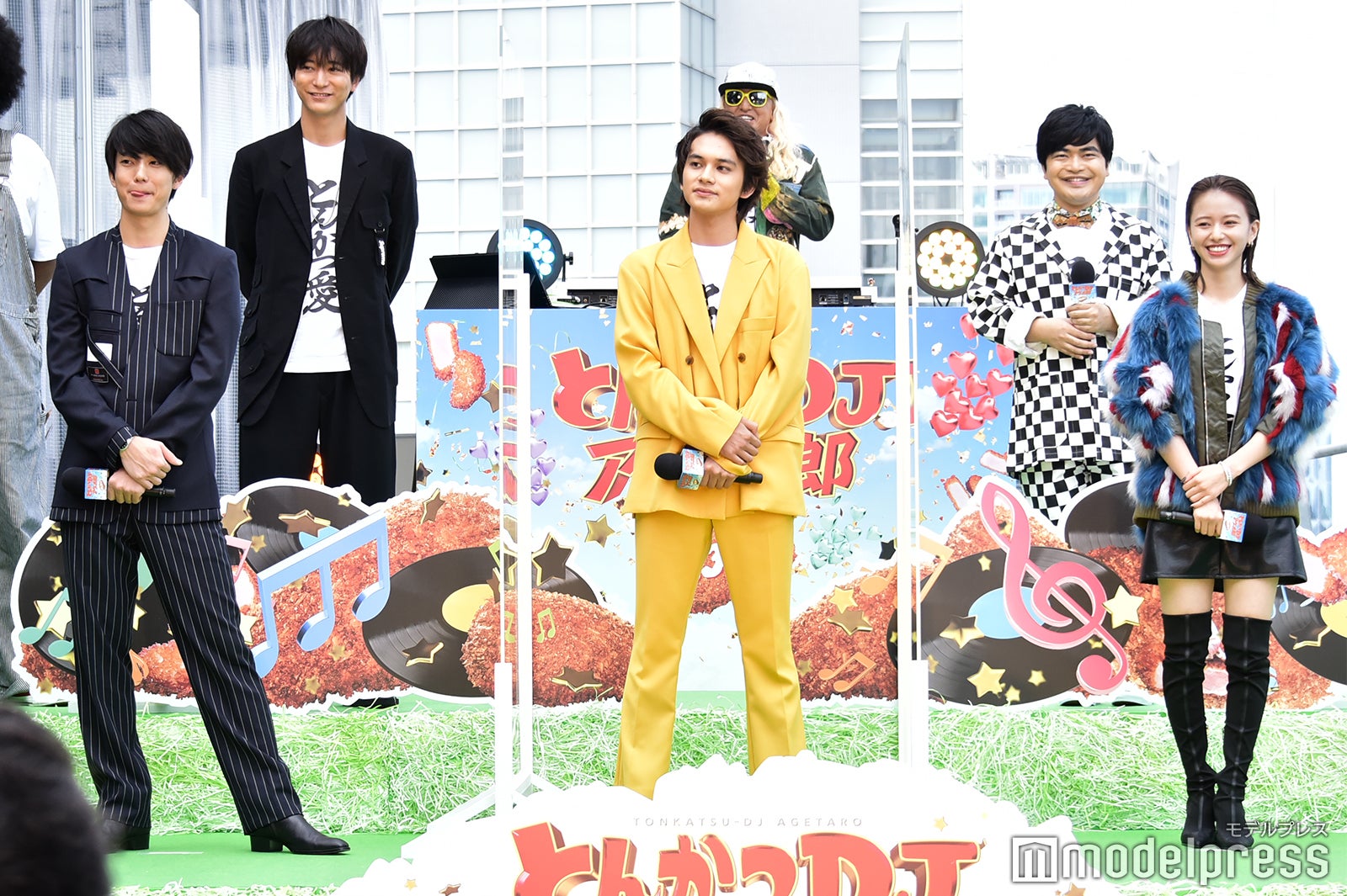 （前列左から）伊藤健太郎、北村匠海、山本舞香（後列左から）浅香航大、DJKOO、加藤諒 （C）モデルプレス