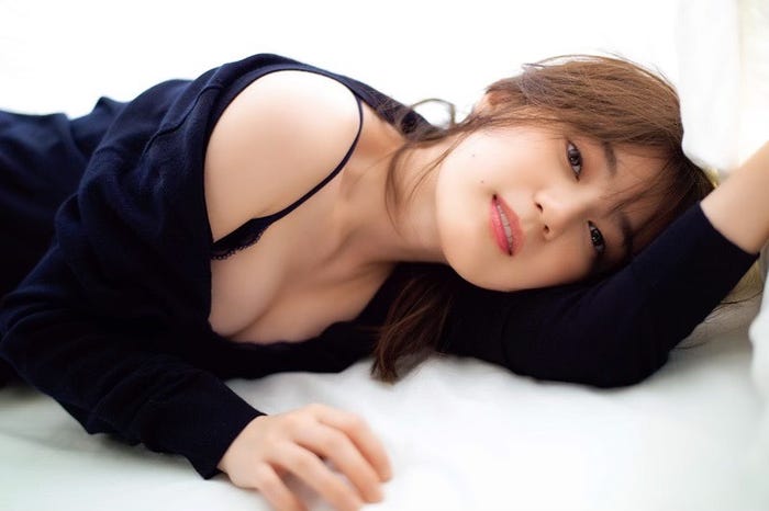 乃木坂46生田絵梨花 大人なキャミ姿でベッドに 白肌眩しい卒業本先行カット公開 モデルプレス
