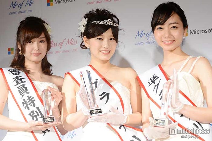 (左から)審査員特別賞の横浜市立大学2年の栗本苑さん、グランプリの立命館大学3年の山際友里奈さん、準グランプリの中央大学3年の杉山史織さん