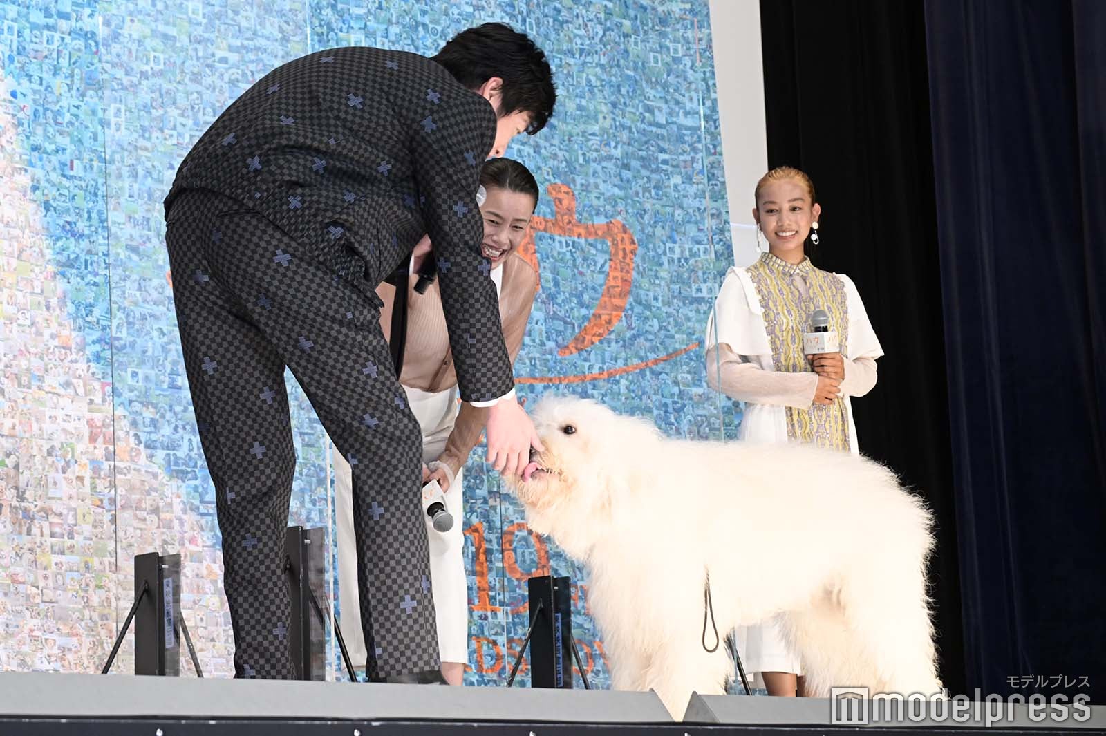 ベックを連れてくる田中圭 （C）モデルプレス