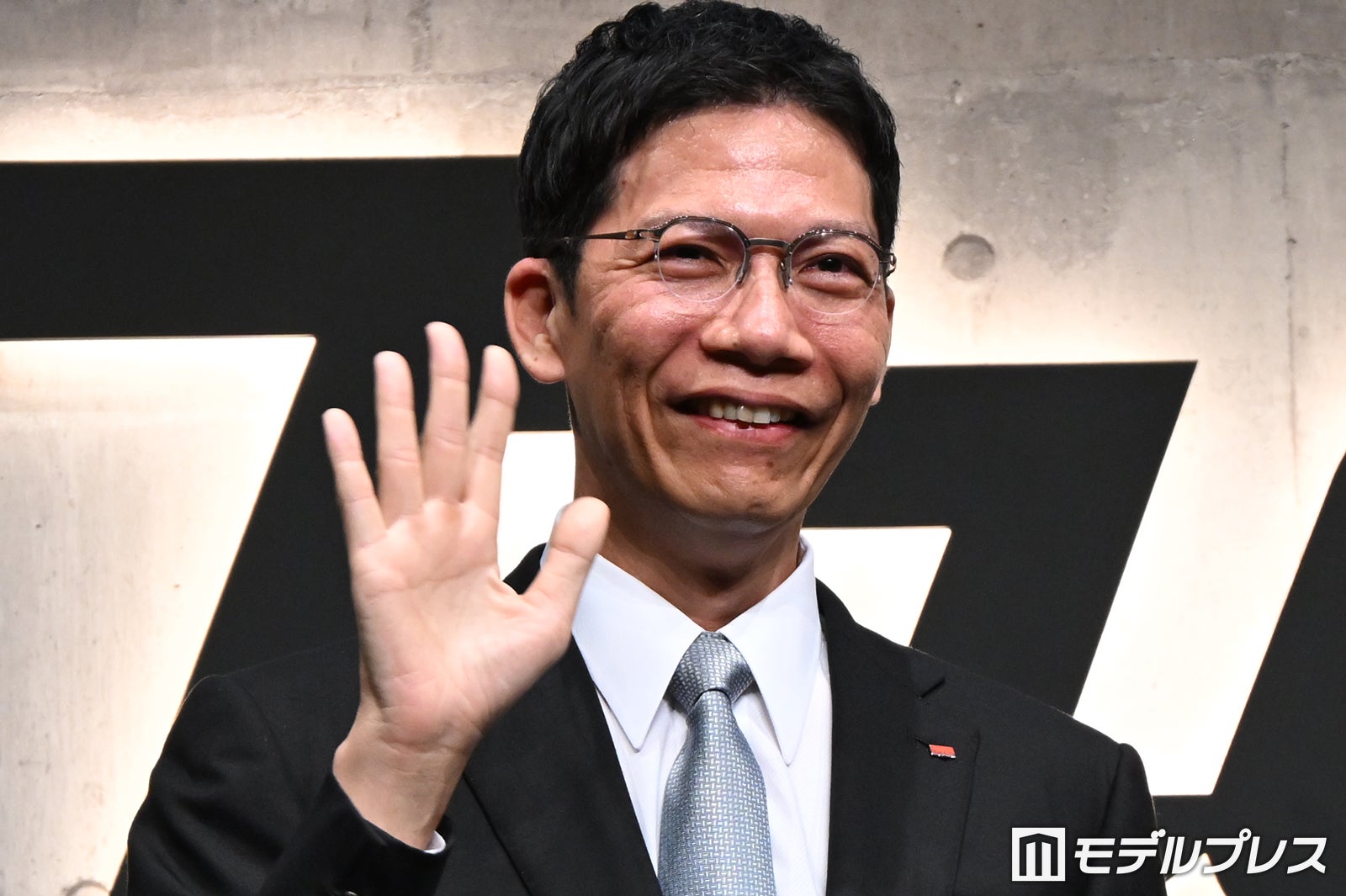 新メンバーとして紹介された「マキタ」社長（C）モデルプレス