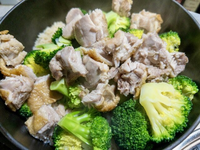 ブロッコリーと鶏肉の混ぜ込みごはん　レシピ　鶏肉とブロッコリーを戻し入れて蒸らす