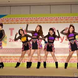 お祈りダンスを披露するT-ARA