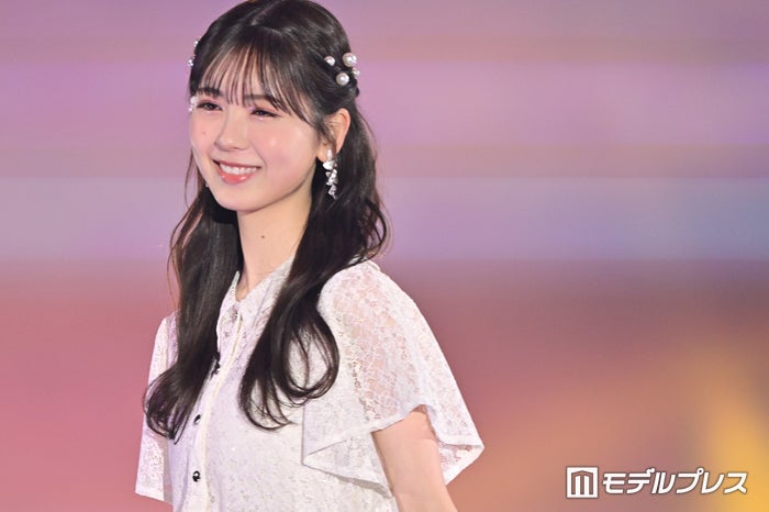 乃木坂46筒井あやめ、投げキスで目線奪う 美スタイル際立つワンピース姿【GirlsAward 2024 S／S】