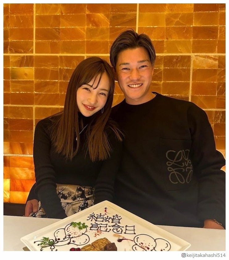 板野友美＆高橋奎二選手夫妻、密着ショットで結婚2年記念日報告「顔が似てきてる」「本当に美男美女」の声