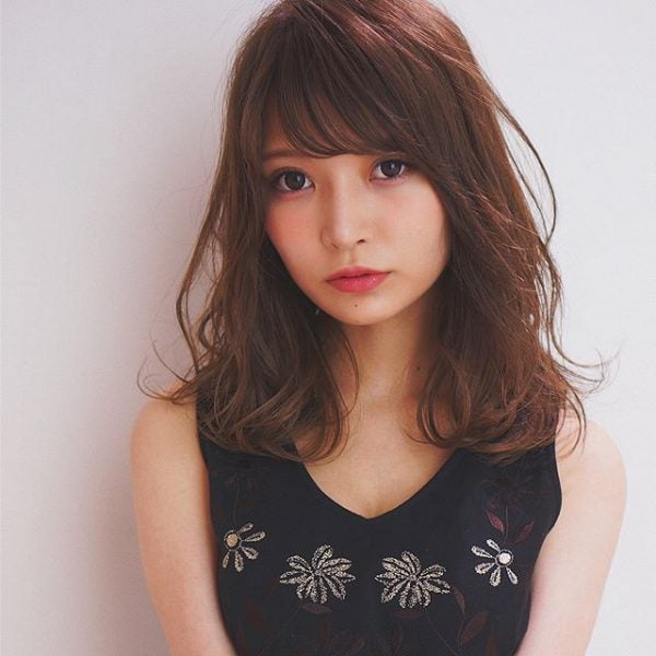 ぱっつん前髪も巻き方ひとつで雰囲気が変わる アイロンを使った簡単アレンジ モデルプレス ぱっつん前髪も巻き方ひとつで雰囲気が変わる アイロンを使った簡単アレンジ モデルプレス