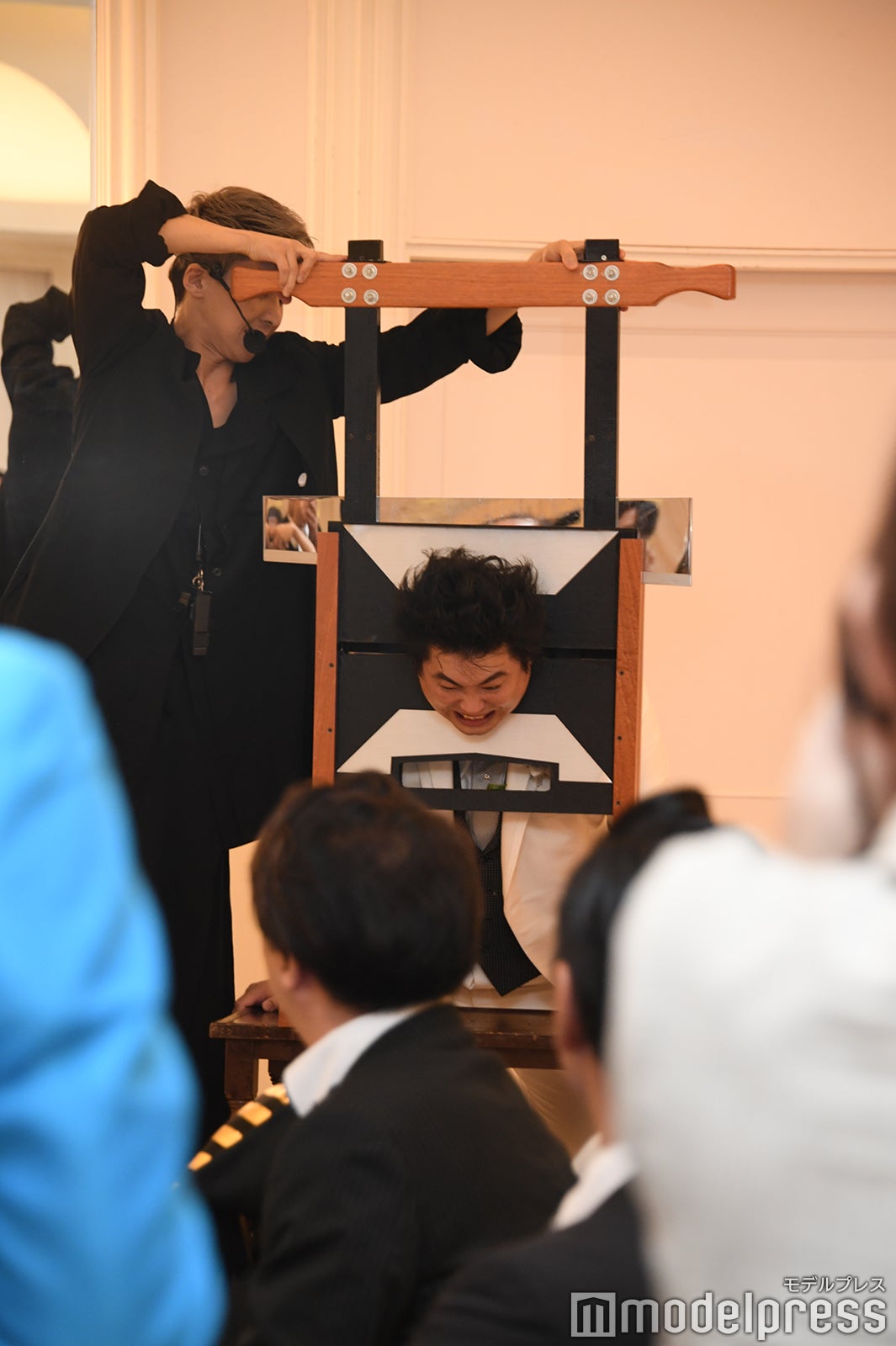 ギロチンマジックをかけられるへずまりゅう（C）モデルプレス