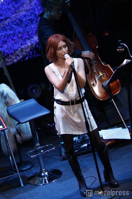 「MTV Unplugged」に出演したBENI