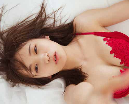 秋元真夏、初ランジェリー姿で悩殺 2nd写真集先行カット解禁