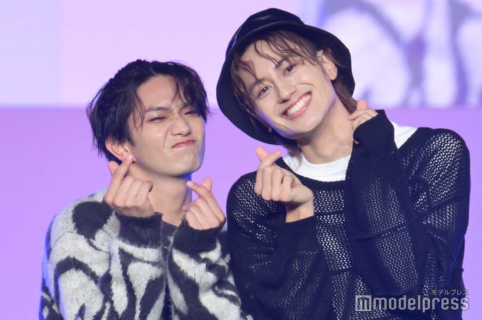 指ハートも繰り広げる正門良規&小島健(C)モデルプレス