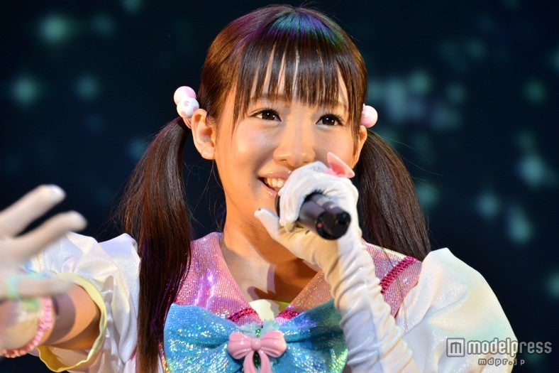 「Popteen」モデル、大胆ミニスカ×ツインテール姿にファン熱狂