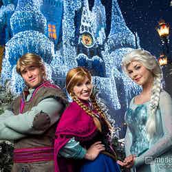 米ディズニーで体験できるクリスマスとは？／ウォルト・ディズニー・ワールド・リゾートの「フローズン・ホリデーウィッシュ／キャッスル・ドリーム・ライツ」（左から）クリストフ、アナ、エルサ（C）Disney