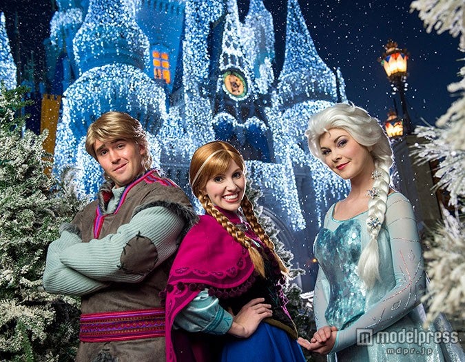 米ディズニーで体験できるクリスマスとは？／ウォルト・ディズニー・ワールド・リゾートの「フローズン・ホリデーウィッシュ／キャッスル・ドリーム・ライツ」（左から）クリストフ、アナ、エルサ（C）Disney