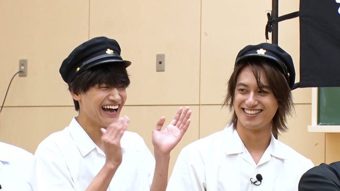 「学校かくれんぼ」(左から)佐野晶哉、小島健(C)フジテレビ