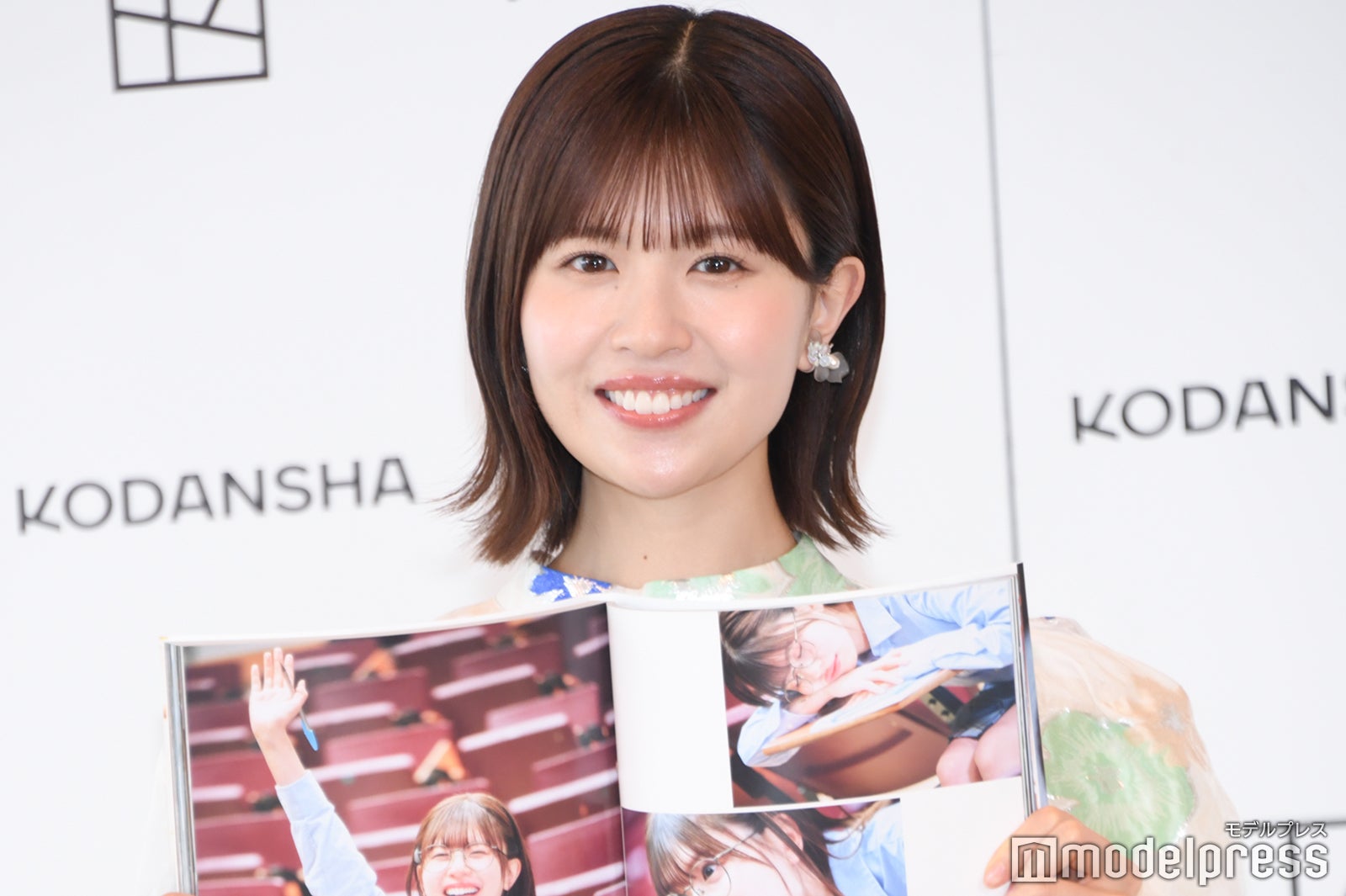 お気に入りカットを見せる松田好花（C）モデルプレス