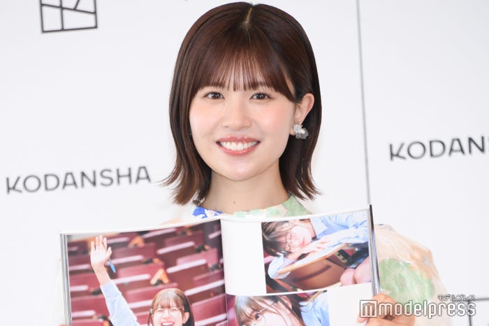 お気に入りカットを見せる松田好花(C)モデルプレス