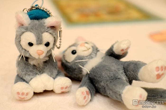 左:ぬいぐるみストラップ(¥1300)、右:ぬいぐるみバッジ(¥1500)