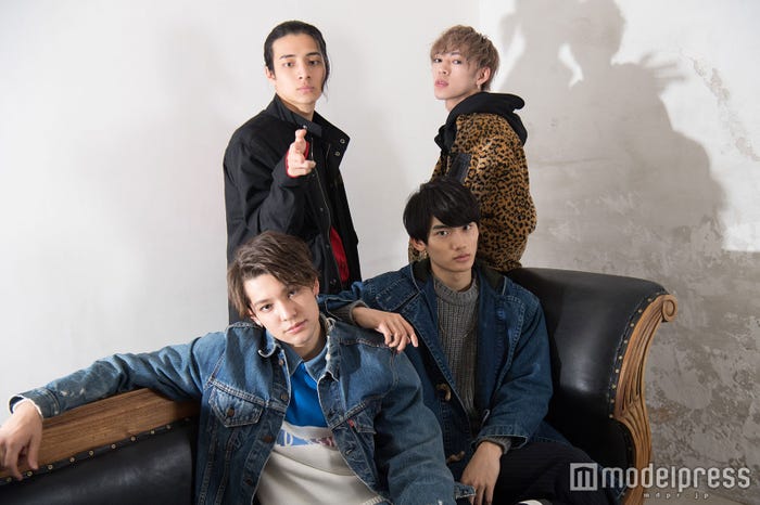 (前列左から)Kauan、Fu(後列左から)AM、U(C)モデルプレス