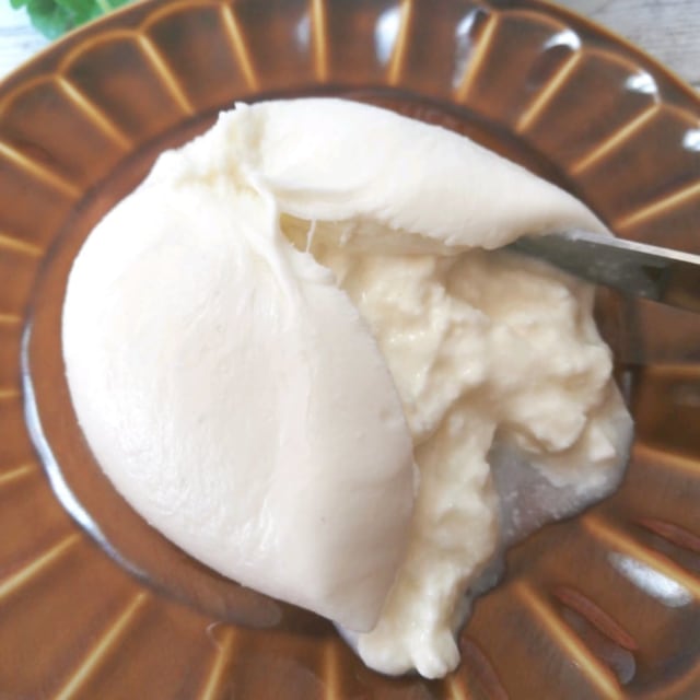 カルディのブラータチーズをナイフで切ったら中身があふれる