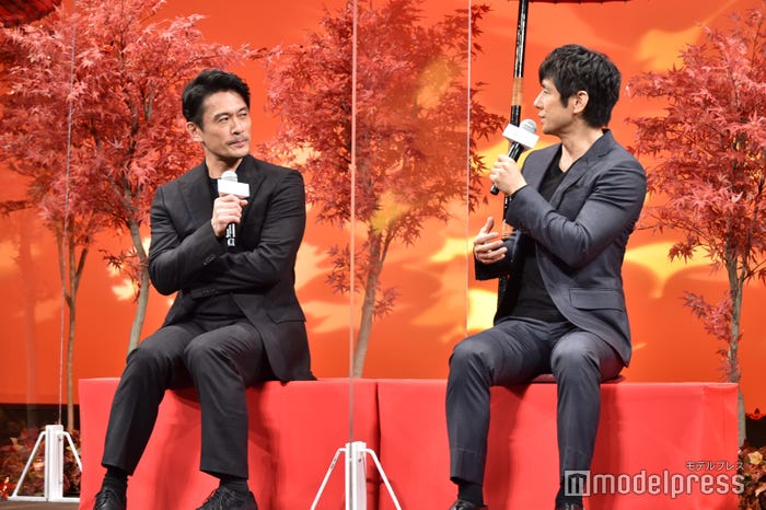 西島秀俊と会話をしていると自然と内股になっていく内野聖陽(C)モデルプレス