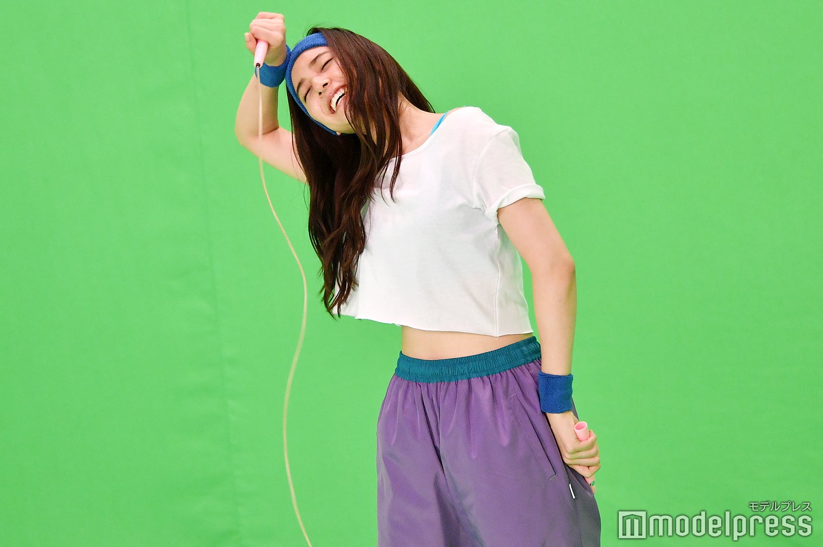 新木優子／縄跳びでは汗を拭うシーンも（C）モデルプレス