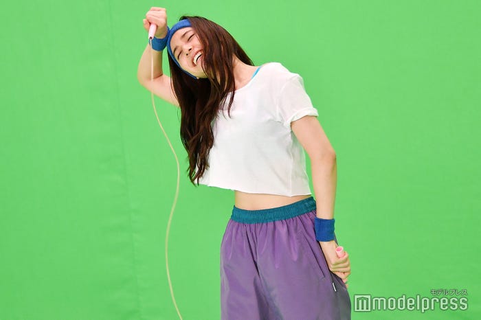 新木優子/縄跳びでは汗を拭うシーンも(C)モデルプレス