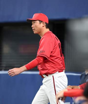 広島・新井監督 小園の途中交代に言及「ああいうプレーをされるとチームの士気が落ちる。今日だけじゃないので」 二回の守備から退き場内ざわつく