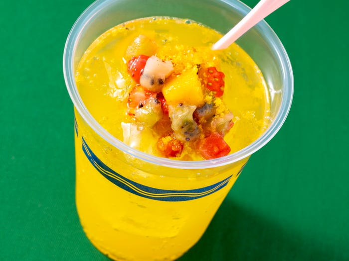 スペシャルカクテル(スパークリングワイン&フルーツ) 880円 販売店舗:「ニューヨーク・デリ」(C)Disney