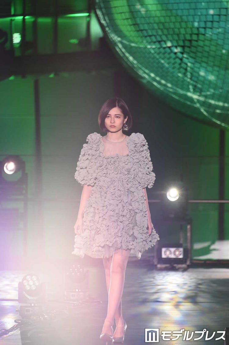 画像2/13) “奇跡の16歳”アリアナさくら、妖精のようなミニワンピで美  