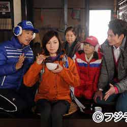 ドラマ「リーガルハイ」の第8話のゲストとして出演する広末涼子（中左）