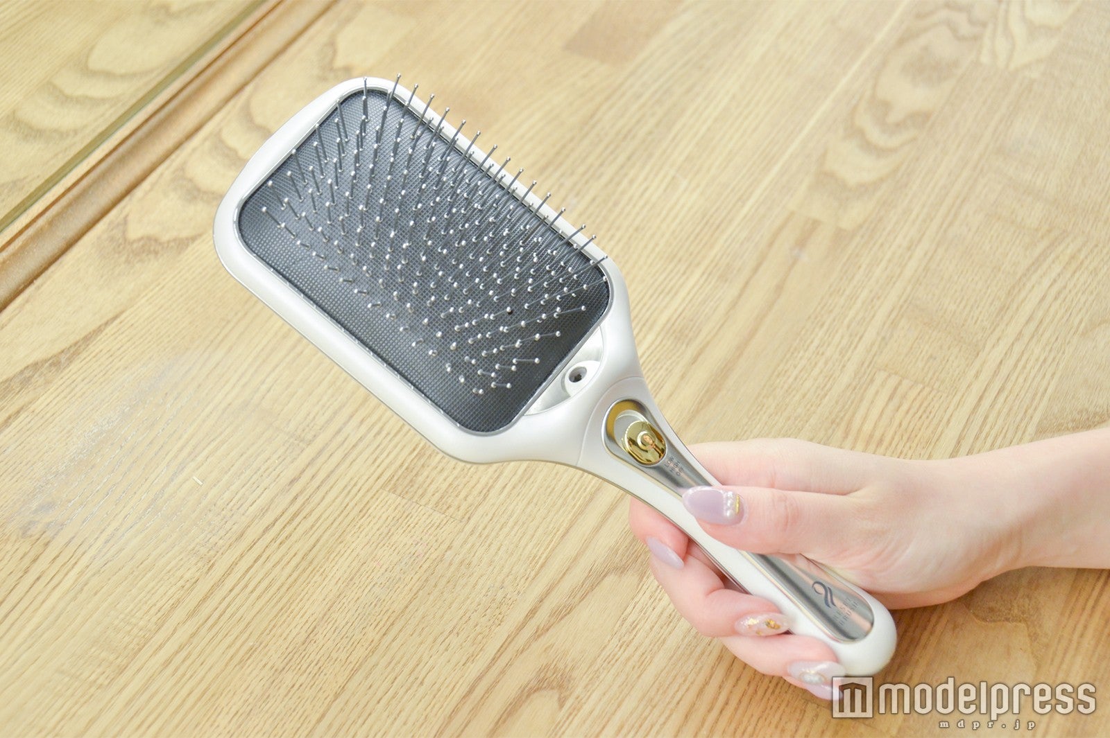 頭皮エステがしやすい大きなブラシサイズ（C）モデルプレス