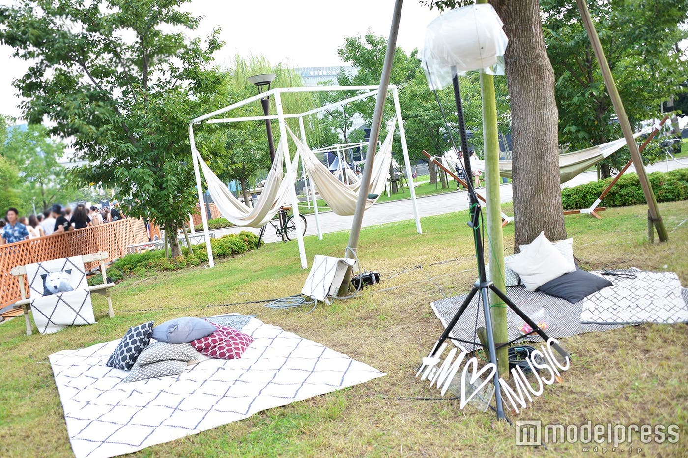 緑が広がる「H&M LOUNGE」 (C)モデルプレス