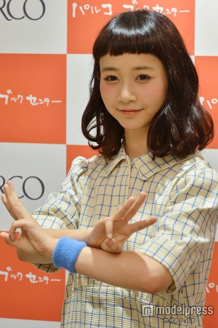 ポーズを決める三戸なつめ