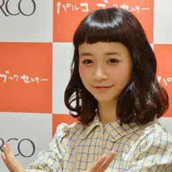 ポーズを決める三戸なつめ