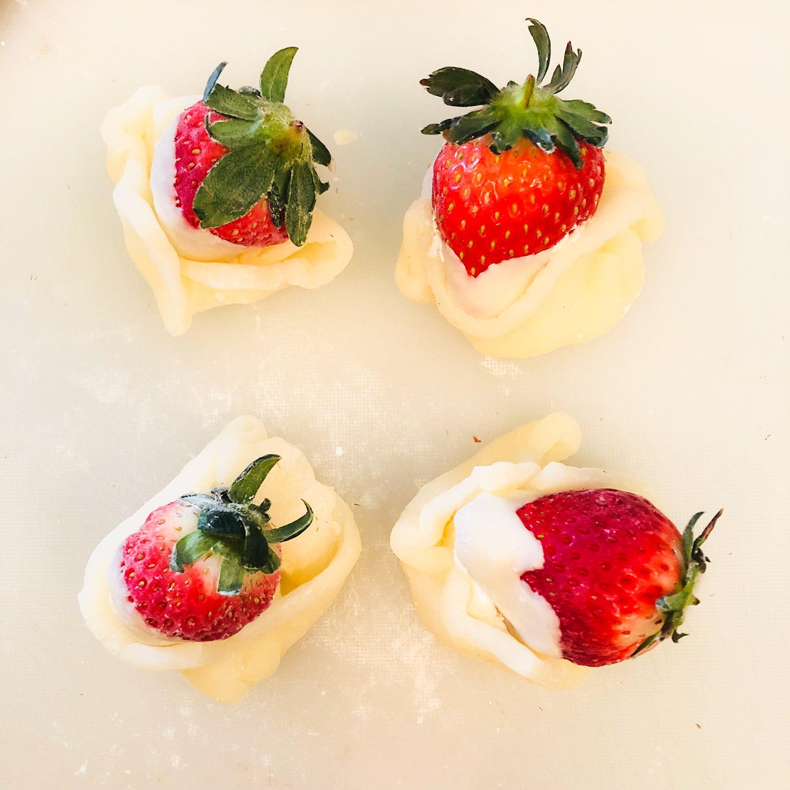 手順6：焼いておいたクレープ生地の上に生クリーム、いちごをのせる／画像提供：柏原歩