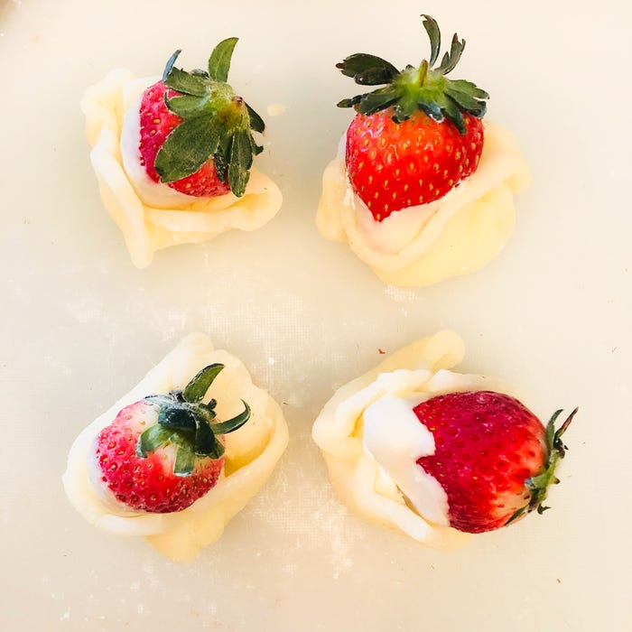 手順6:焼いておいたクレープ生地の上に生クリーム、いちごをのせる/画像提供:柏原歩