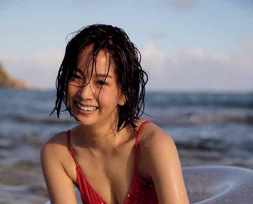 石橋杏奈の美バストチラリ ビキニ姿で誘惑