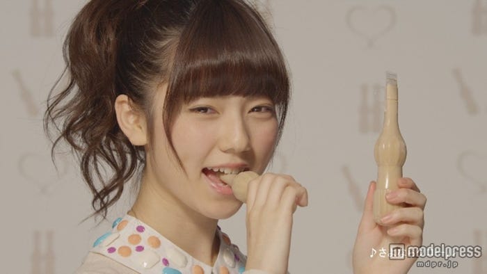グリコの新CMに登場するAKB48島崎遥香/パピコ 新TV-CM「相性診断パピコ」篇メイキングより