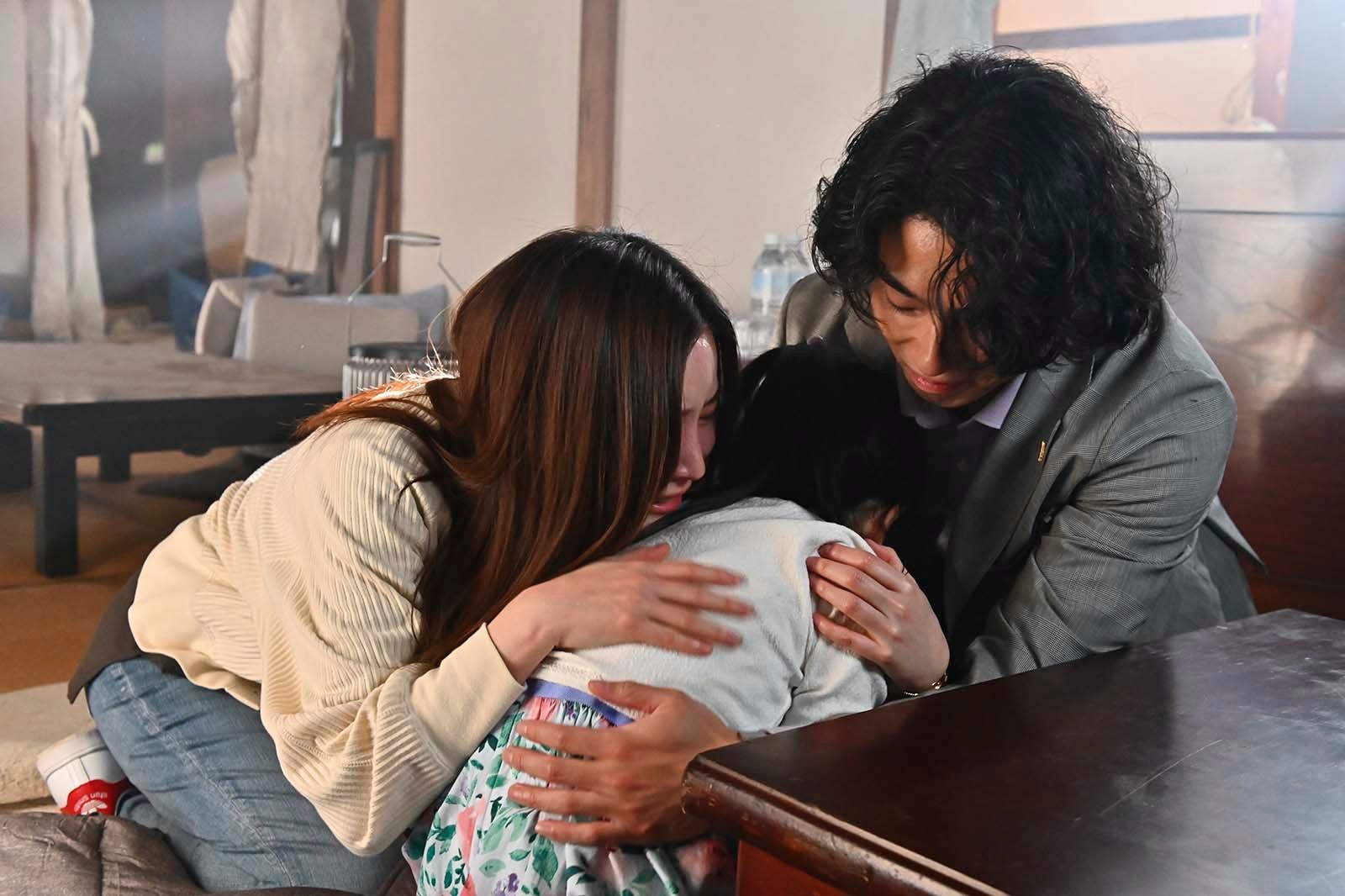 （左から）蓮佛美沙子、山崎莉里那、賀来賢人「マイファミリー」第5話より（C）TBS