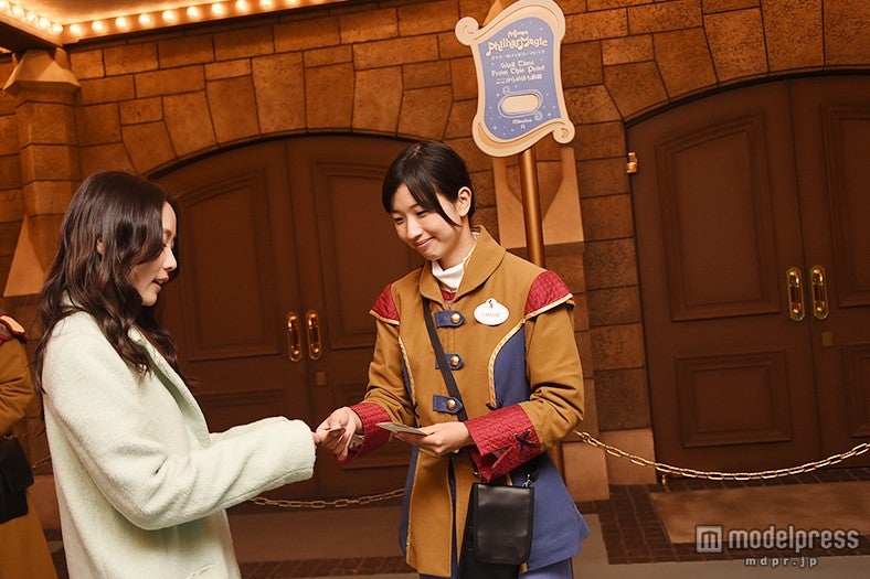 「ミッキーのフィルハーマジック」で手がかりをゲット／モデル：阿井莉沙