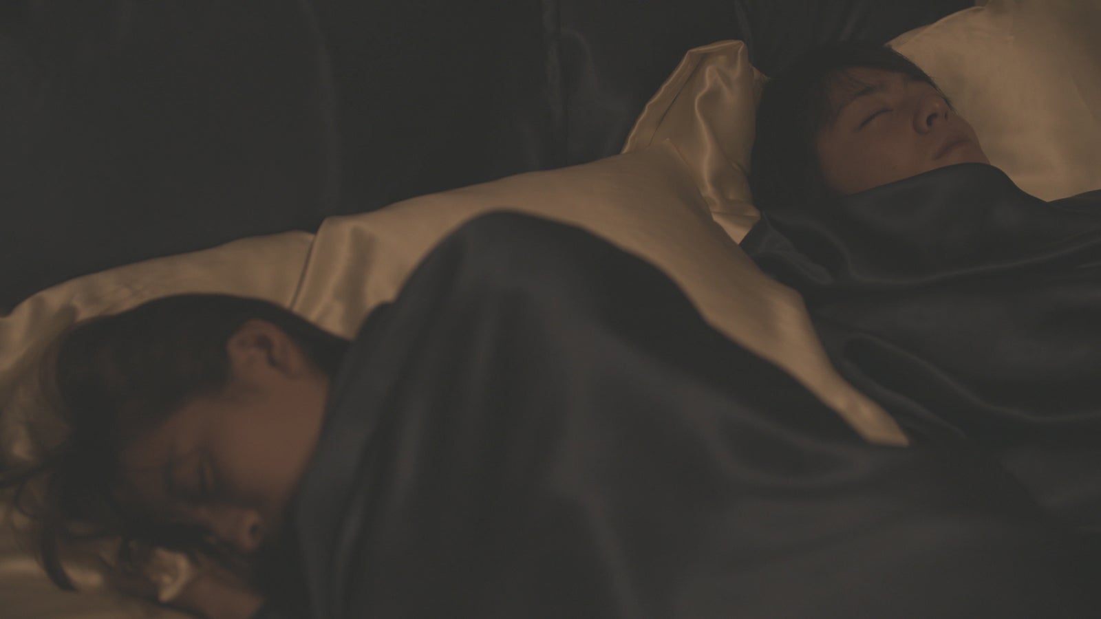 ロン・モンロウ、犬飼貴丈「ダブルベッド」day1（C）TBS／イースト・エンタテインメント