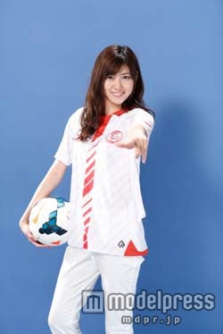 ボールを抱えてポーズを決める岩崎名美