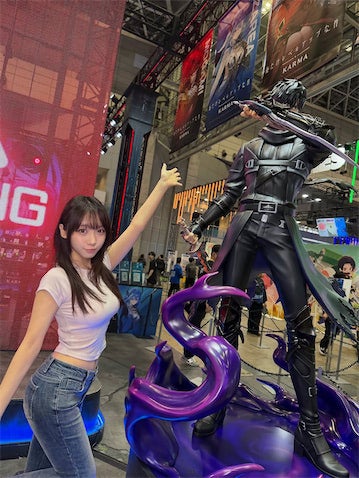 伊織もえ、「スタイル良すぎ」なミニT姿で"ゲームショウ"満喫「ビジュアルがレベル高い」