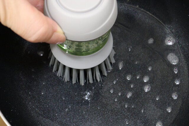キッチンブラシ（洗剤を入れるタイプ）　使用例